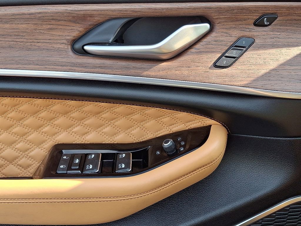 Used 2023 Jeep Grand Cherokee L Summit w/ Luxury Tech Group V image 17