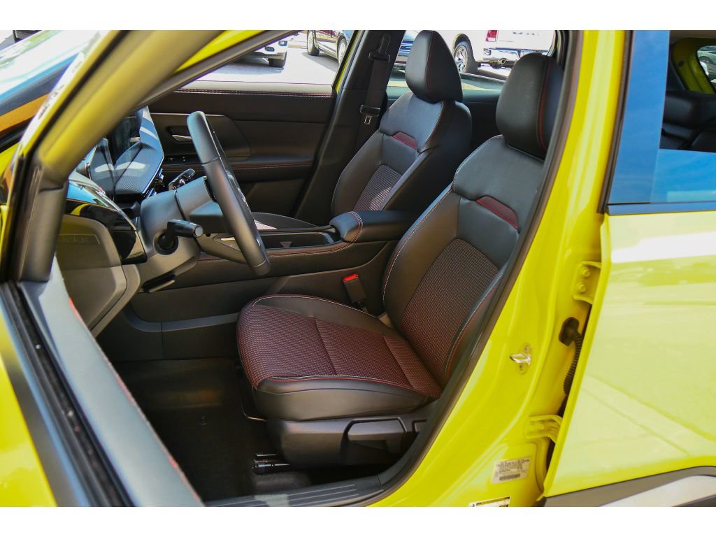 Used 2025 Nissan Kicks SR AWD/4WD image 10