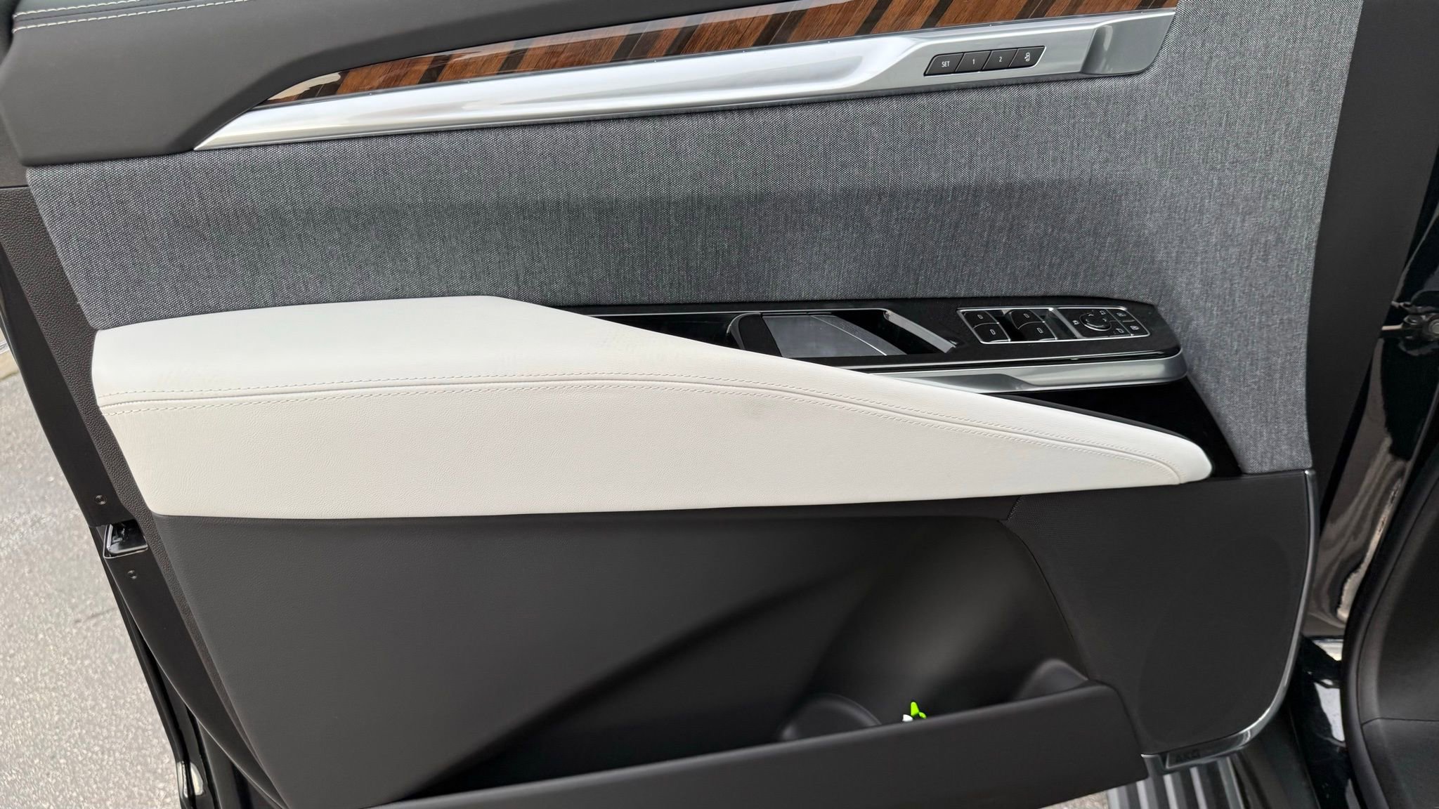 Used 2026 Cadillac Escalade Platinum Sport w/ LPO, ONYX Package AWD/4WD image 15