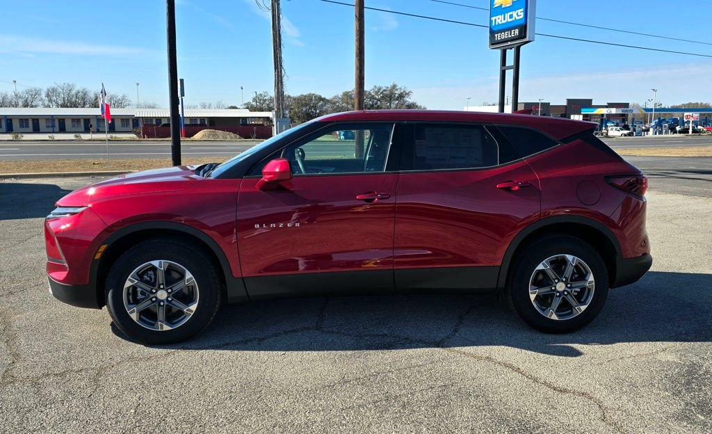 New 2025 Chevrolet Blazer LT FWD image 2