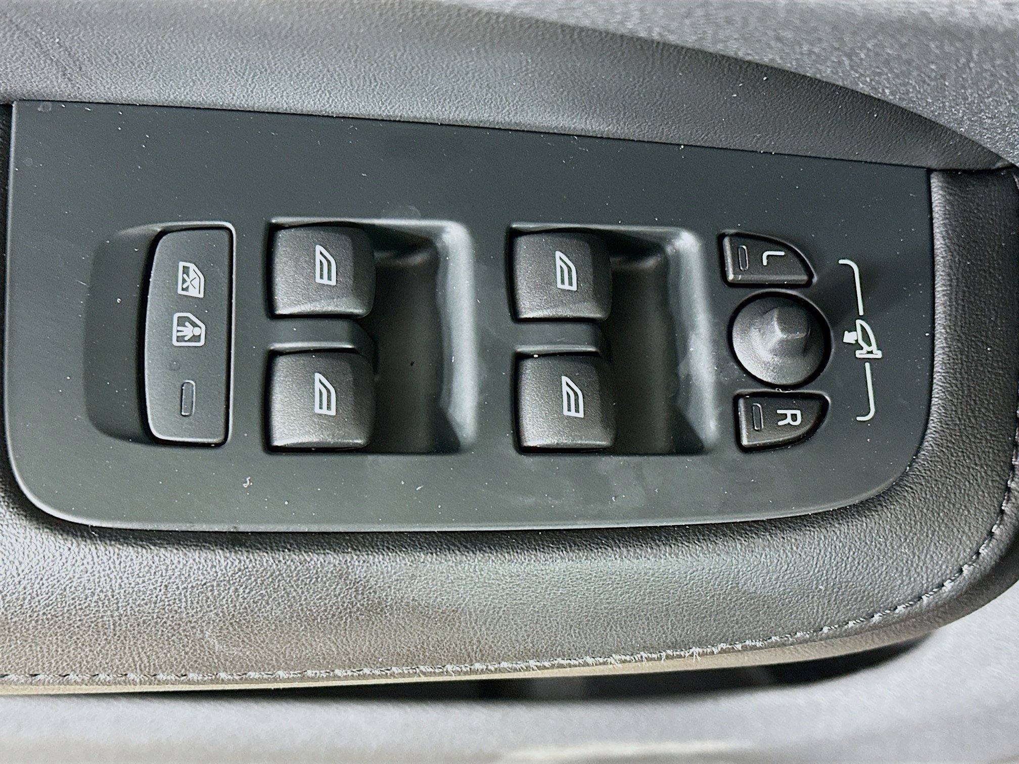 Used 2023 Volvo S60 B5 Plus FWD image 15