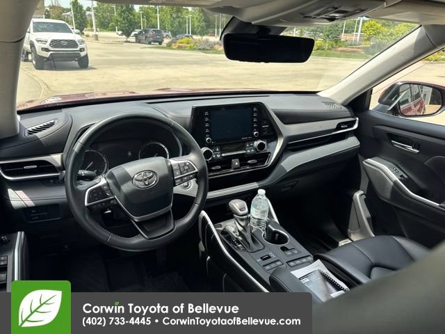 Used 2022 Toyota Highlander XLE AWD/4WD image 27