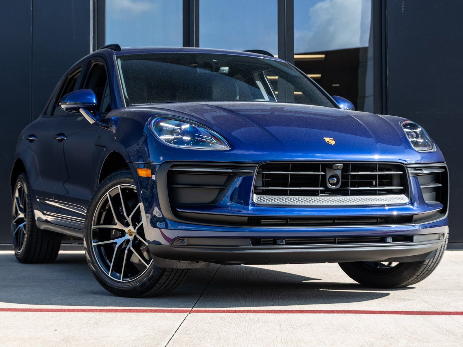 Certified 2025 Porsche Macan image 6