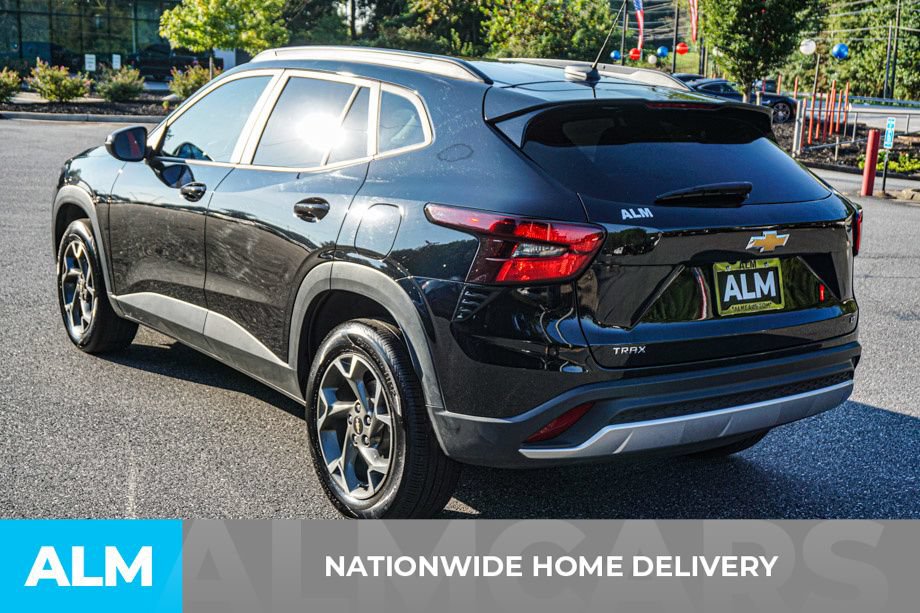 Used 2025 Chevrolet Trax LT FWD image 4