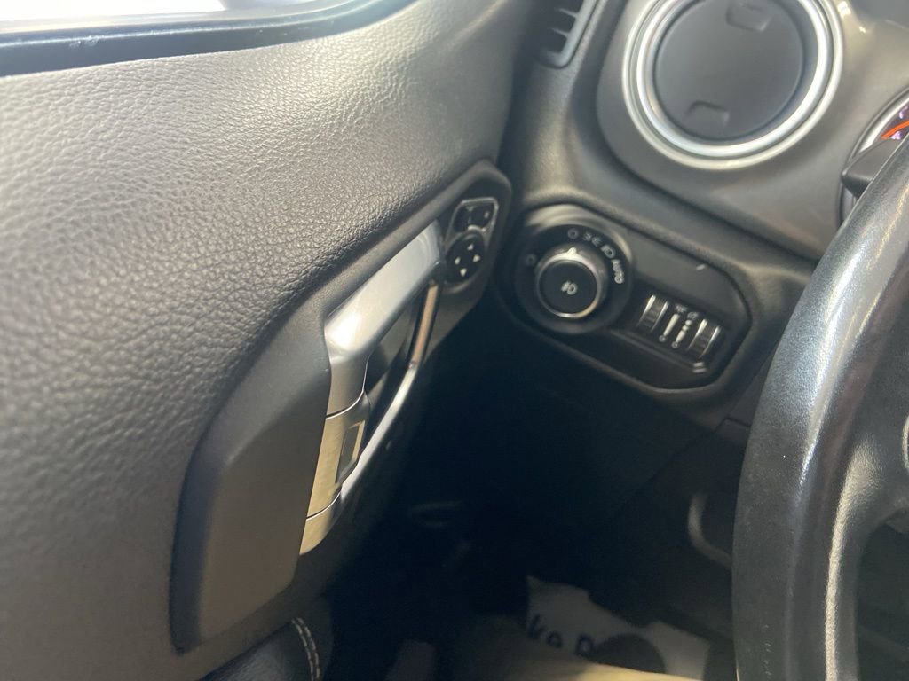 Used 2018 Jeep Wrangler Unlimited Sahara AWD/4WD image 32