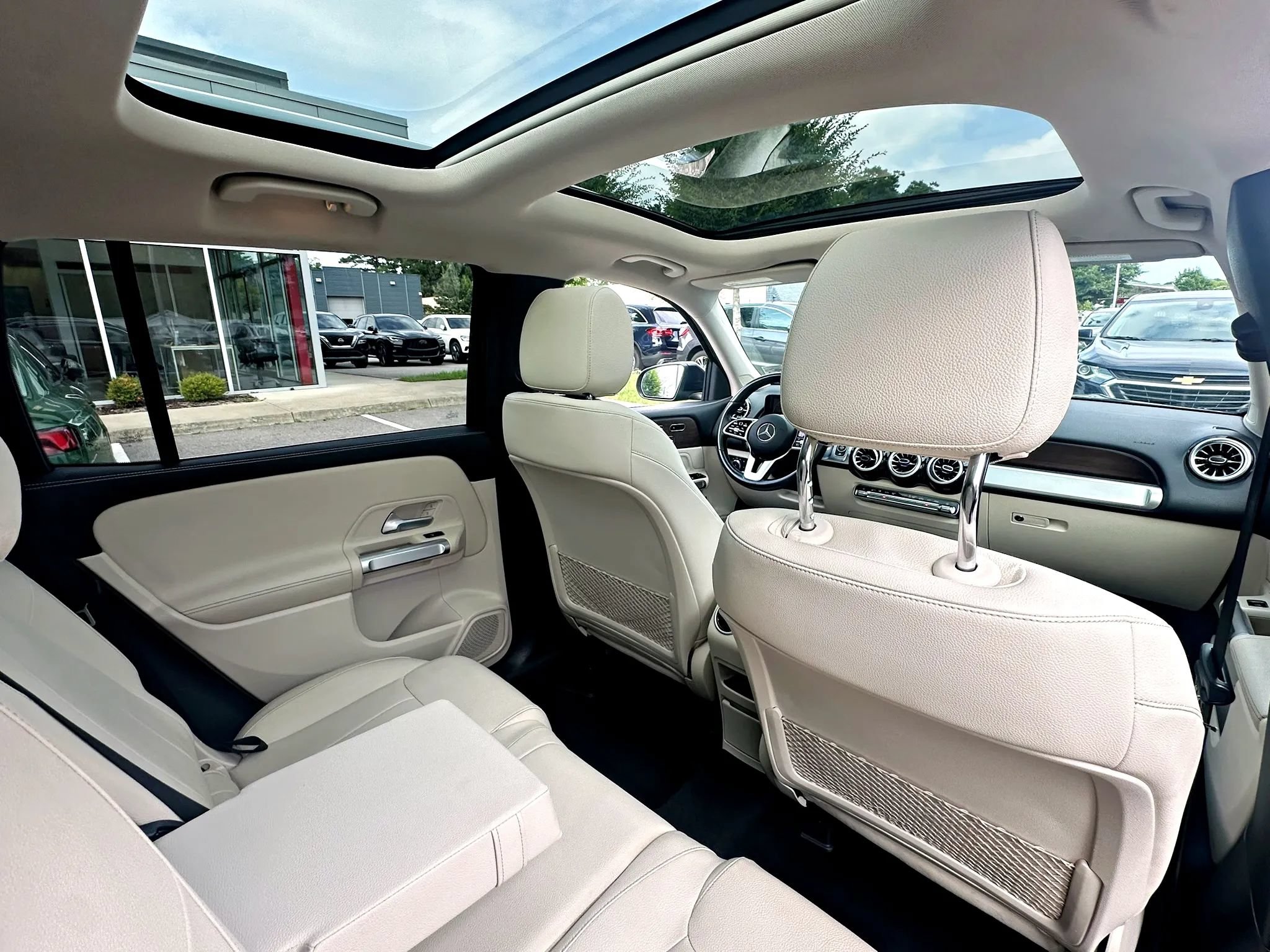 Used 2023 Mercedes-Benz GLB 250 4MATIC w/ Premium Package image 26