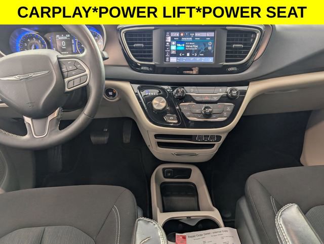 Used 2022 Chrysler Voyager LX image 23