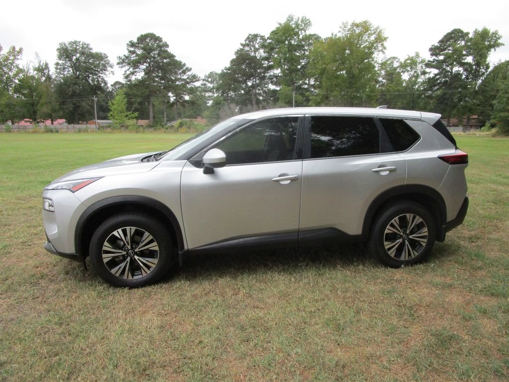 Used 2023 Nissan Rogue SV image 2
