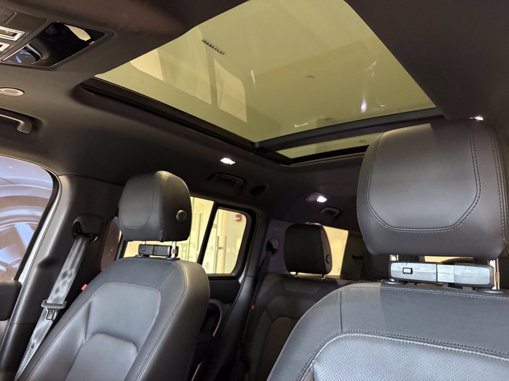 Used 2023 Land Rover Defender 130 X-Dynamic SE AWD/4WD image 15