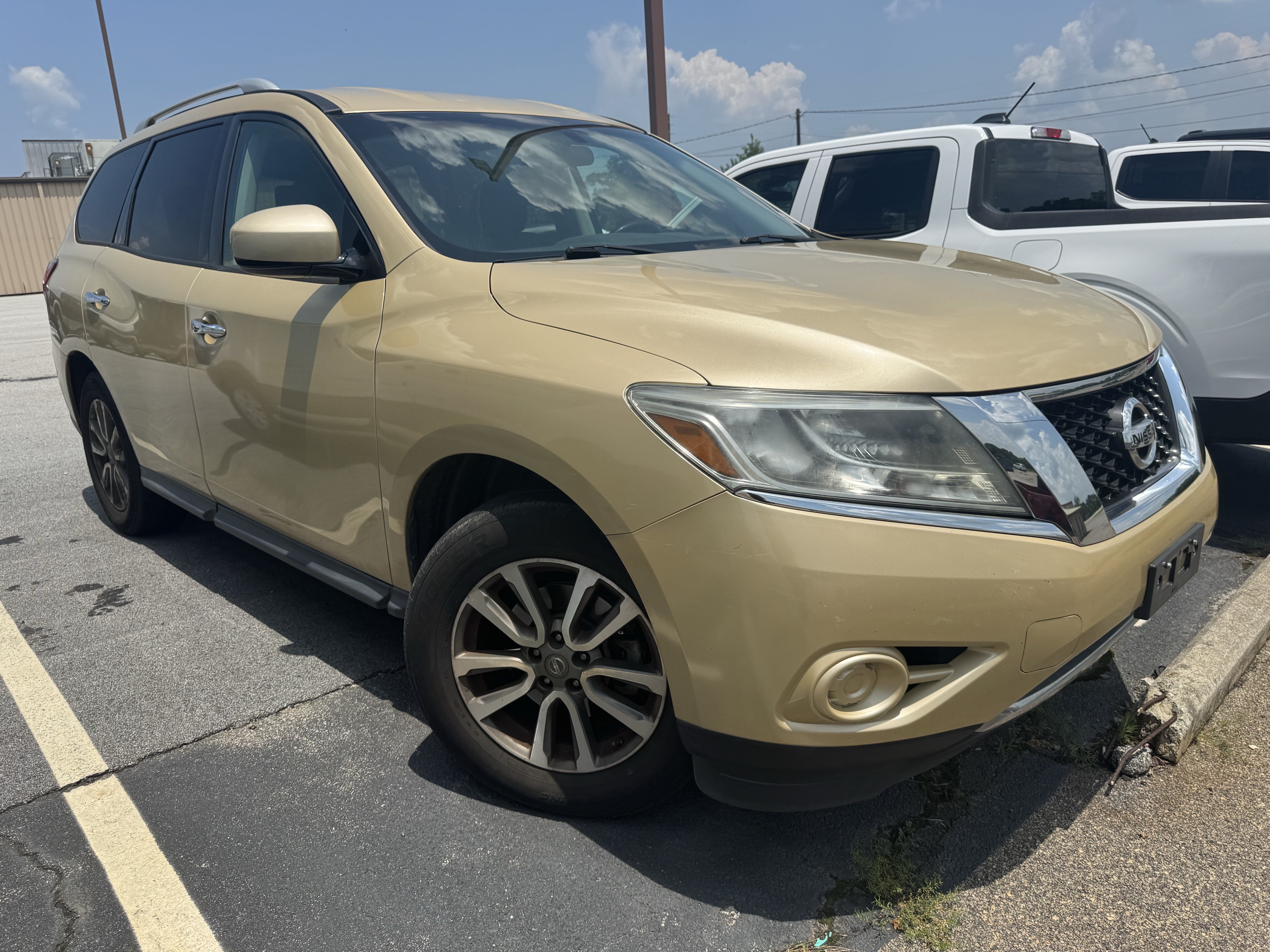Used 2013 Nissan Pathfinder SV FWD image 3