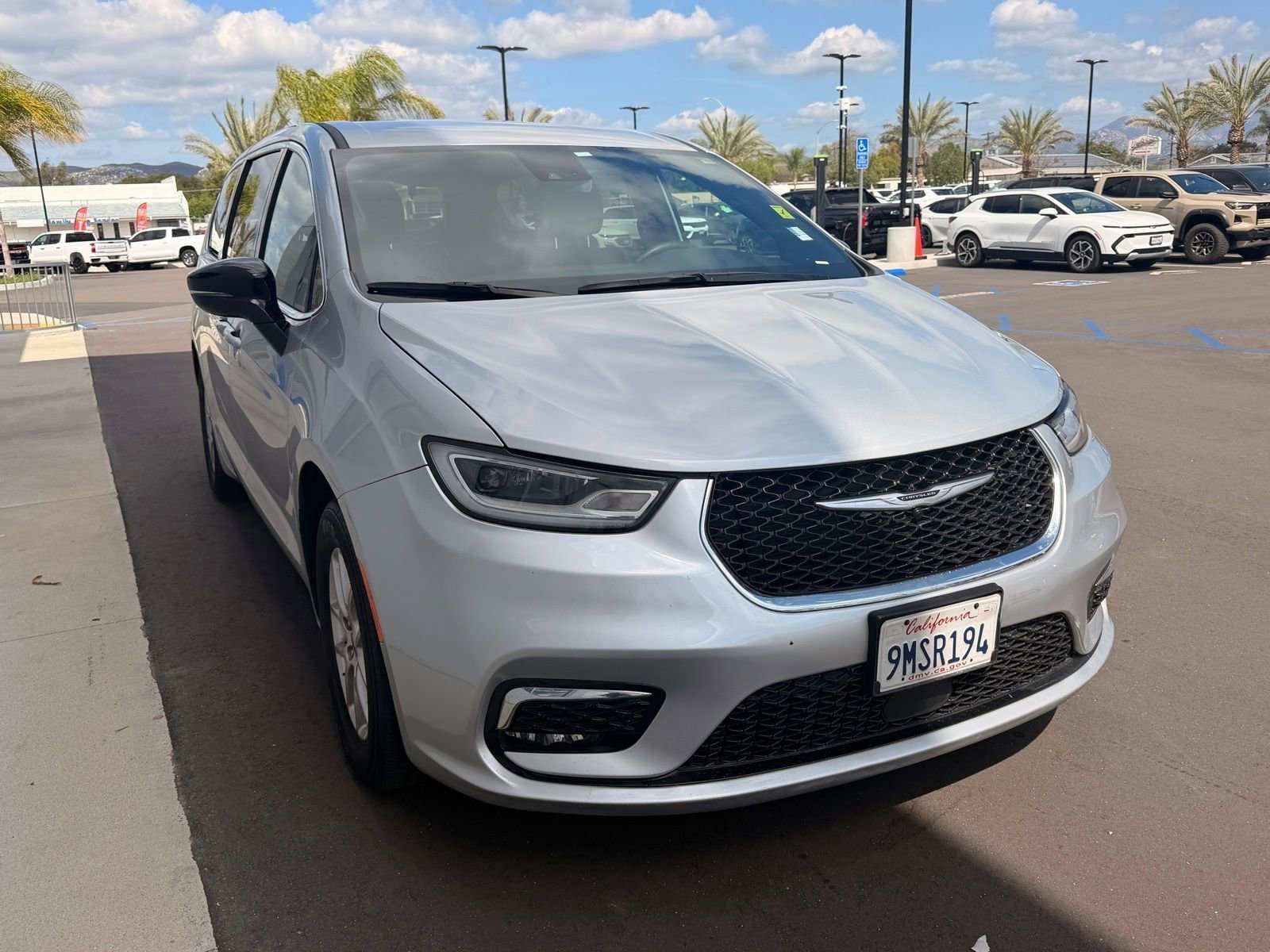 Used 2024 Chrysler Pacifica Touring image 2