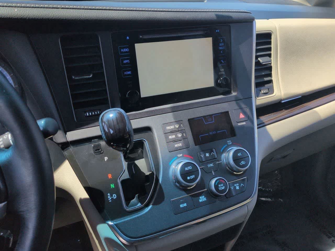 Used 2015 Toyota Sienna XLE FWD image 28