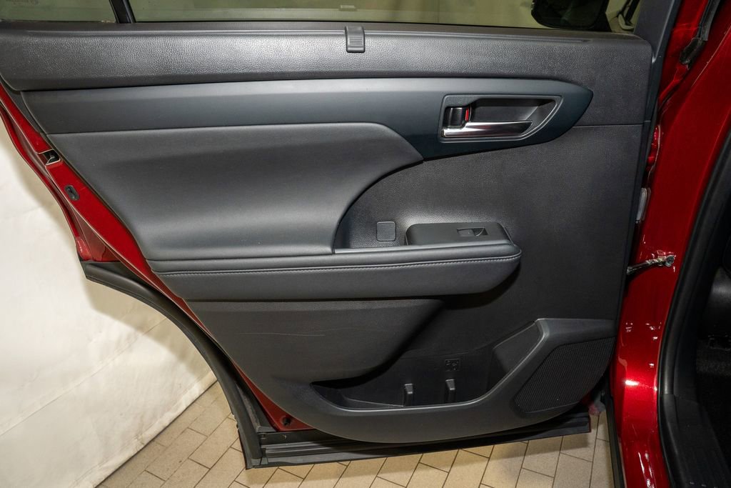 Certified 2024 Toyota Highlander XLE image 12
