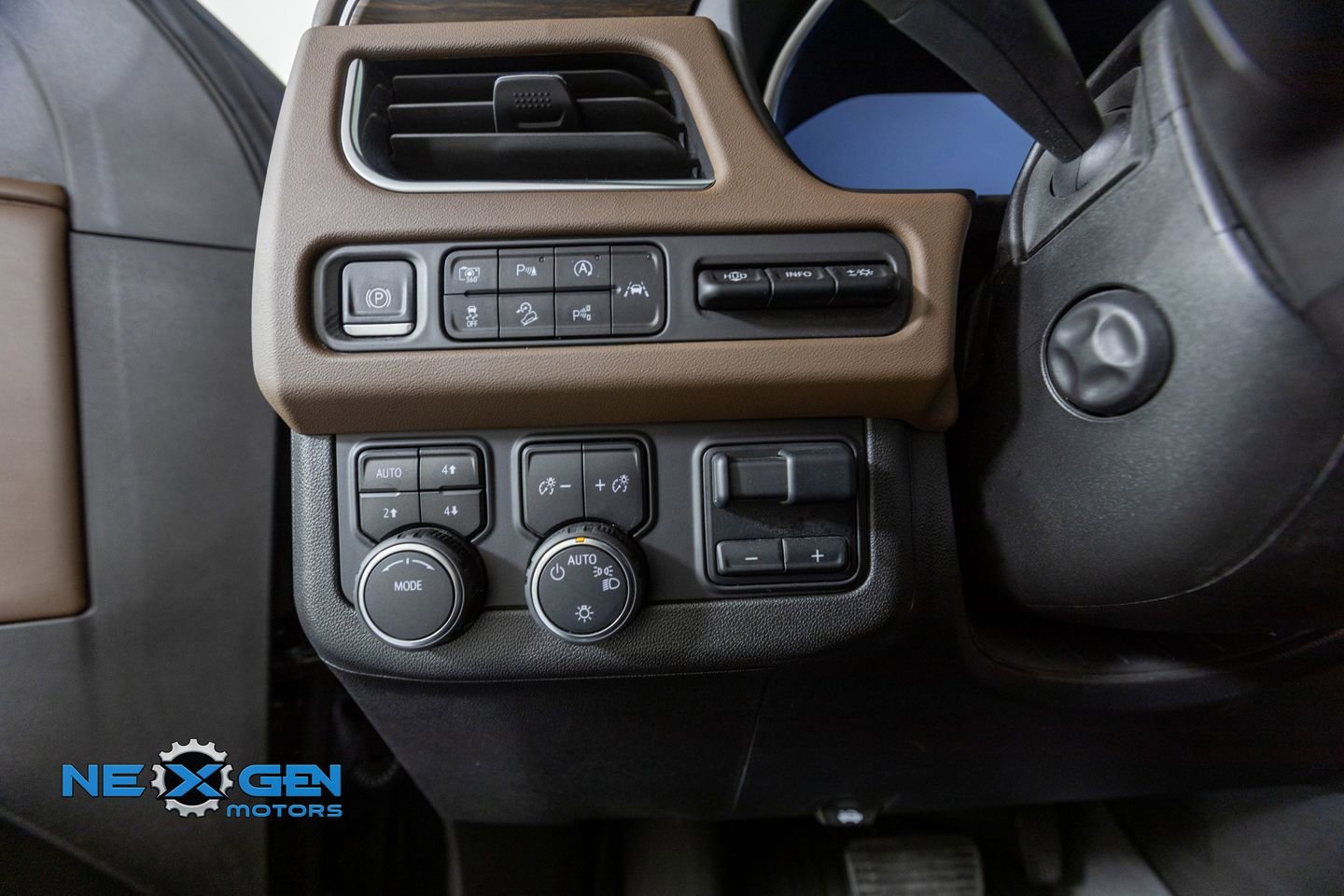 Used 2024 Chevrolet Suburban High Country w/ Advanced Technology Package image 13