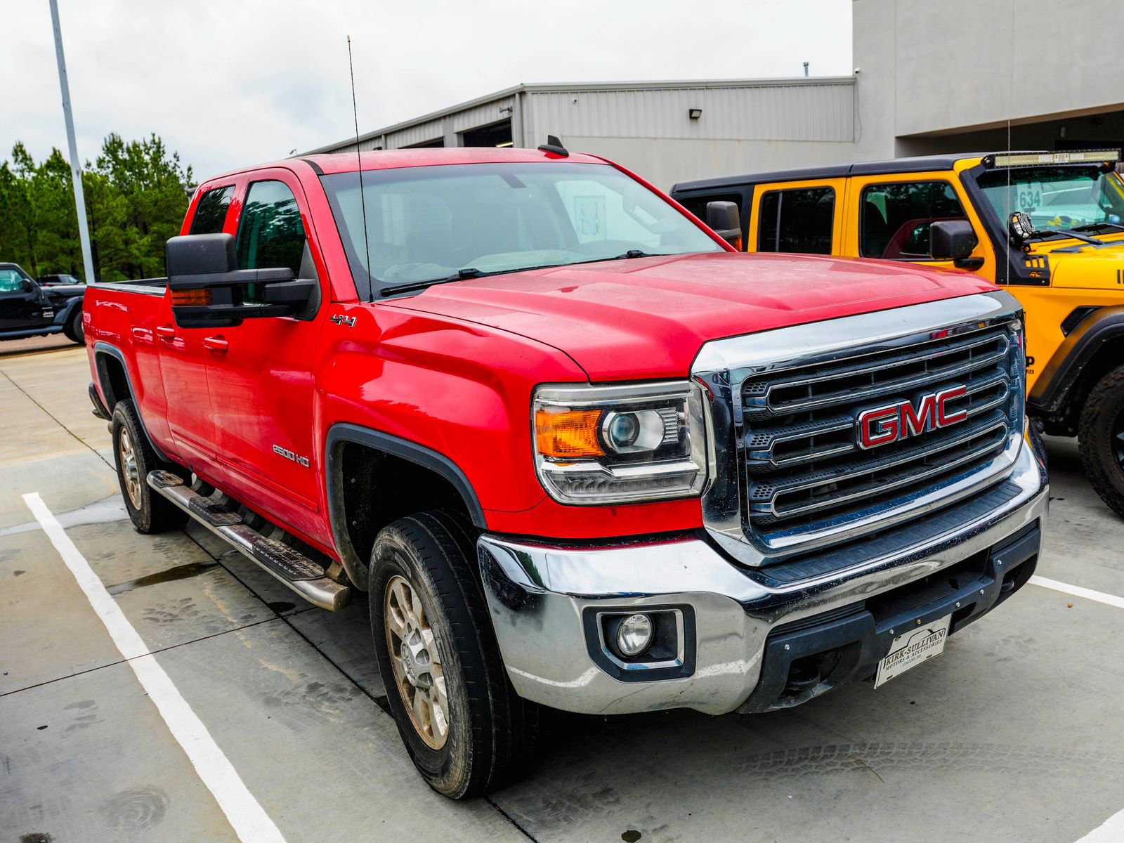 Used 2017 GMC Sierra 2500 SLE w/ SLE Fleet Preferred Package AWD/4WD image 2