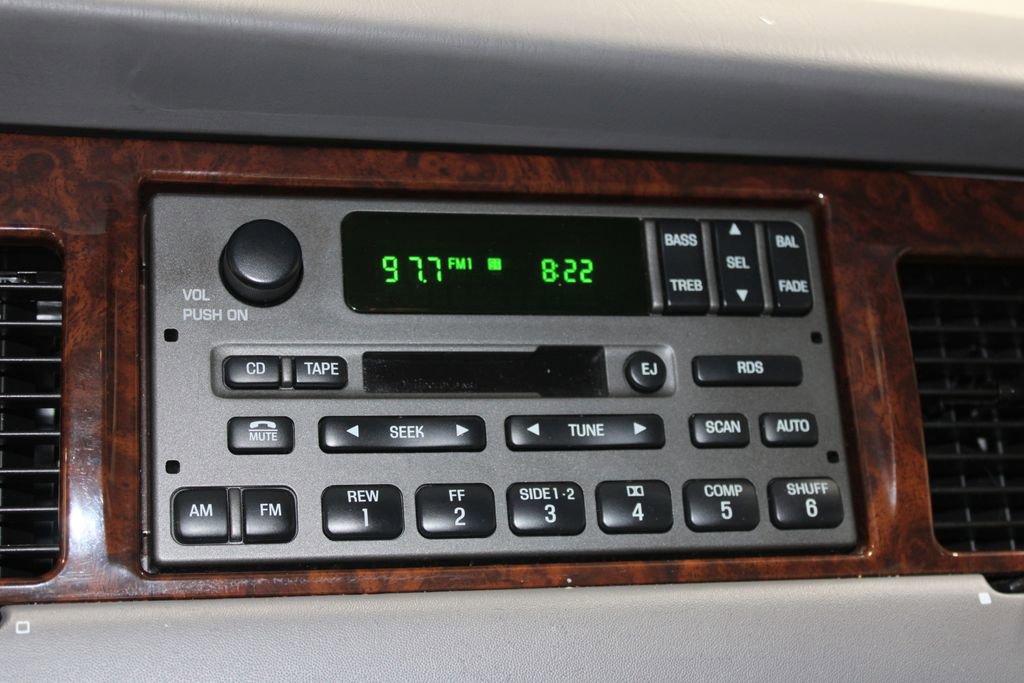 Used 2002 Lincoln Town Car Executive image 46