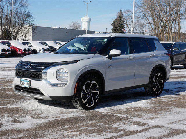 Used 2025 Mitsubishi Outlander SE image 3