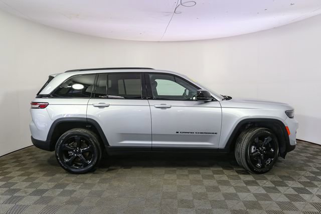 Used 2024 Jeep Grand Cherokee Altitude AWD/4WD image 14