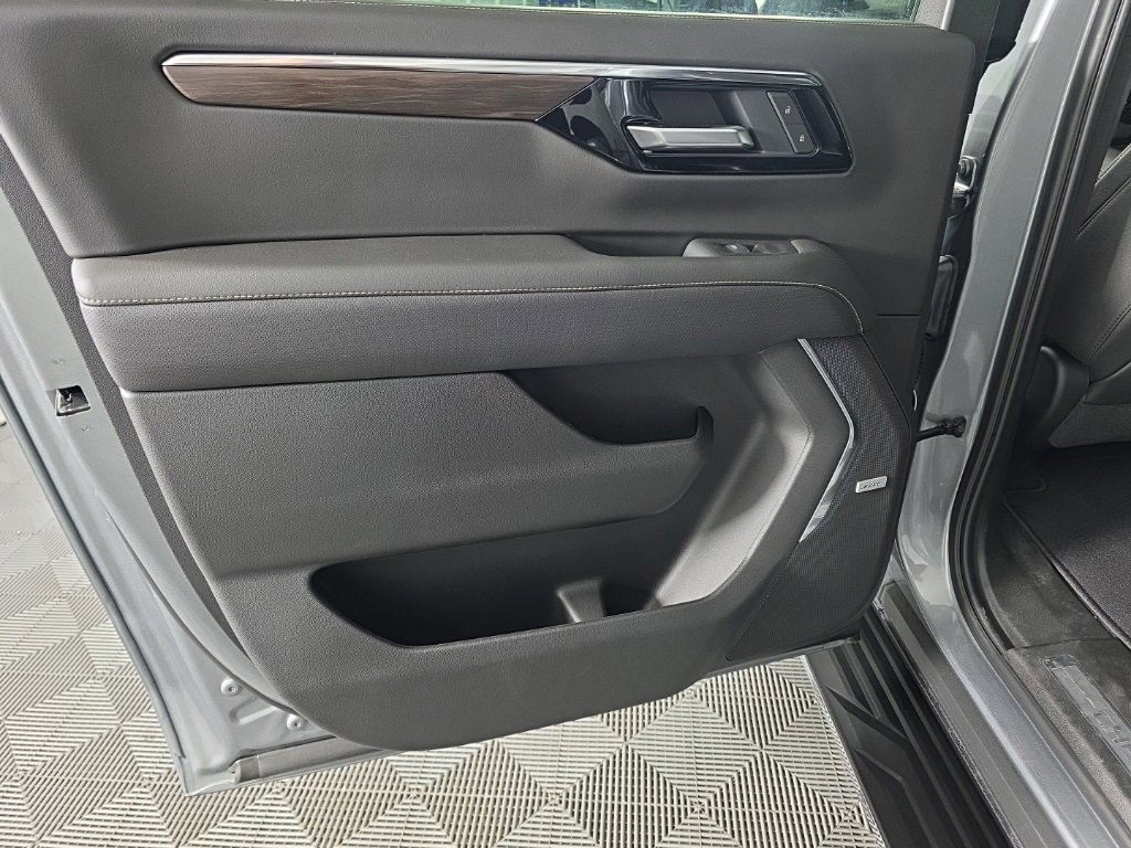 New 2025 Chevrolet Suburban Premier w/ Sun And Tow Package image 31