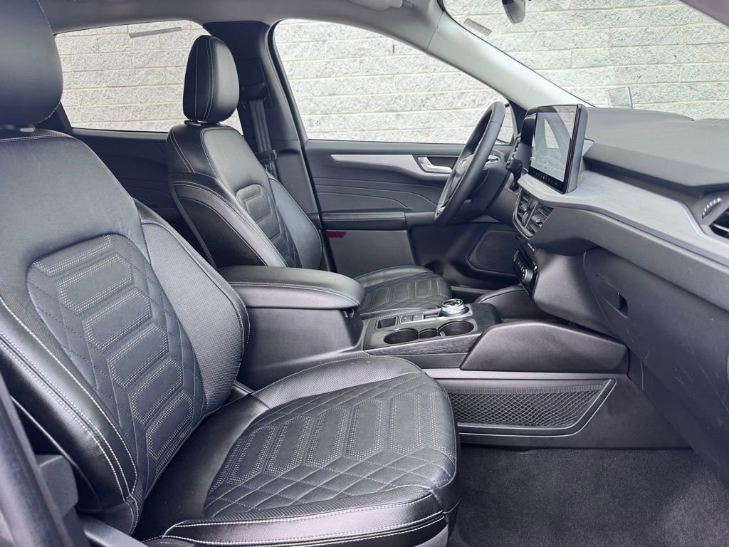 Certified 2023 Ford Escape SE w/ PHEV Premium Package image 17