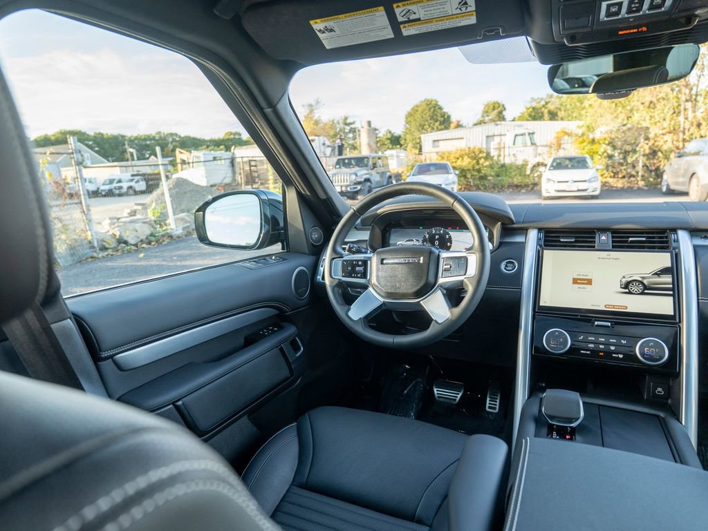 Certified 2024 Land Rover Discovery Dynamic SE image 19