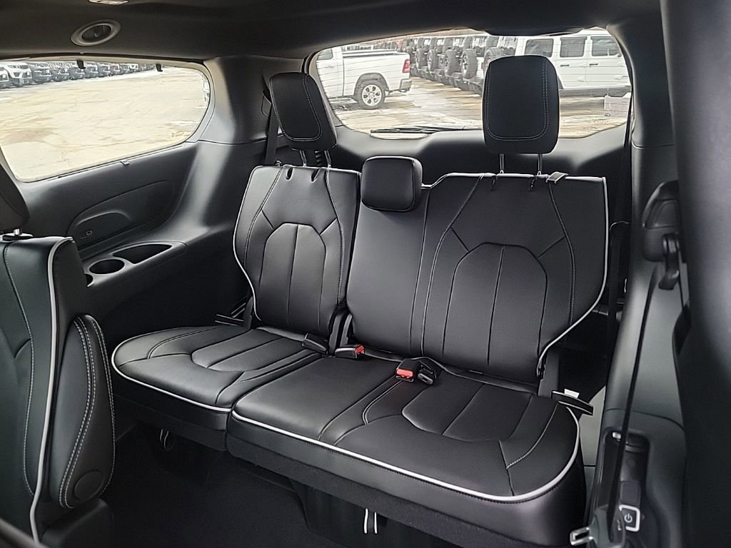 New 2026 Chrysler Pacifica Limited w/ Uconnect Theater Family Group image 16