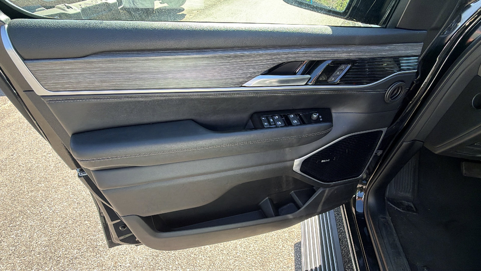 Used 2024 Jeep Wagoneer Series III w/ Premium Group I AWD/4WD image 14