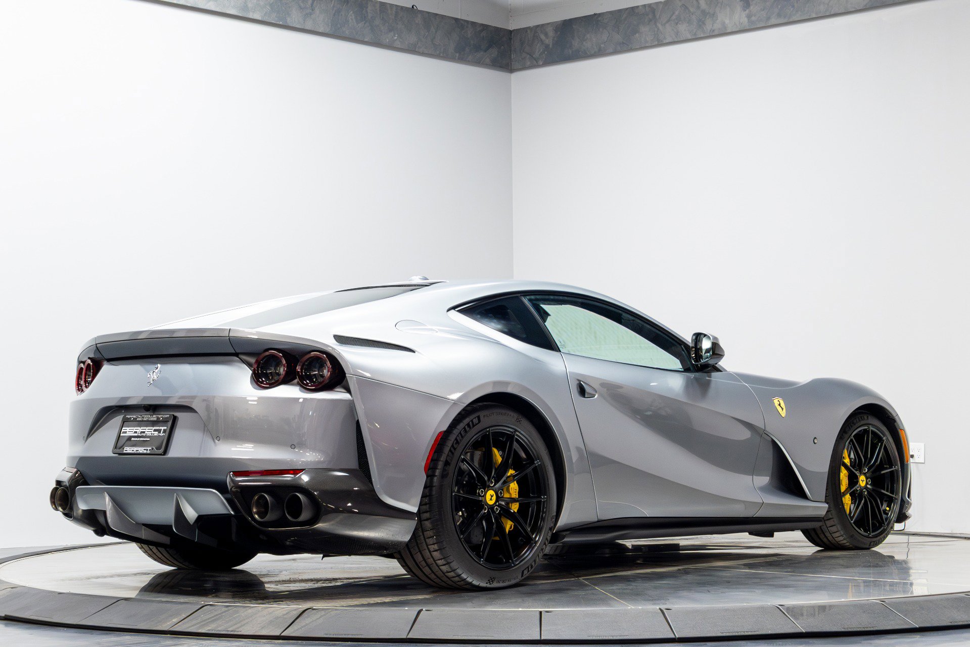 Used 2018 Ferrari 812 Superfast RWD image 17