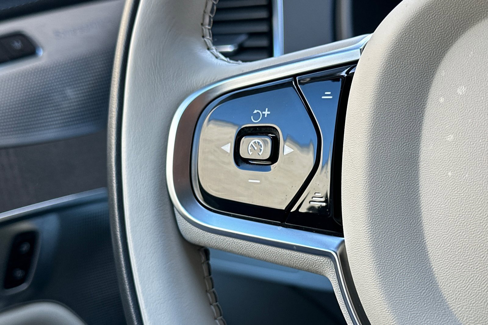 Used 2023 Volvo XC90 B6 Ultimate w/ Lounge Package image 29