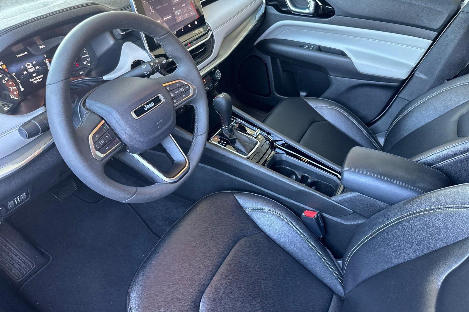 Used 2025 Jeep Compass Limited image 4