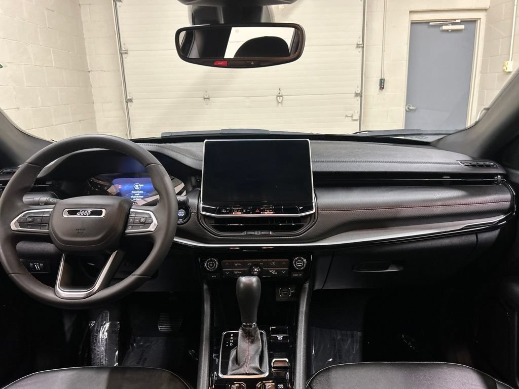 Used 2025 Jeep Compass Trailhawk AWD/4WD image 18