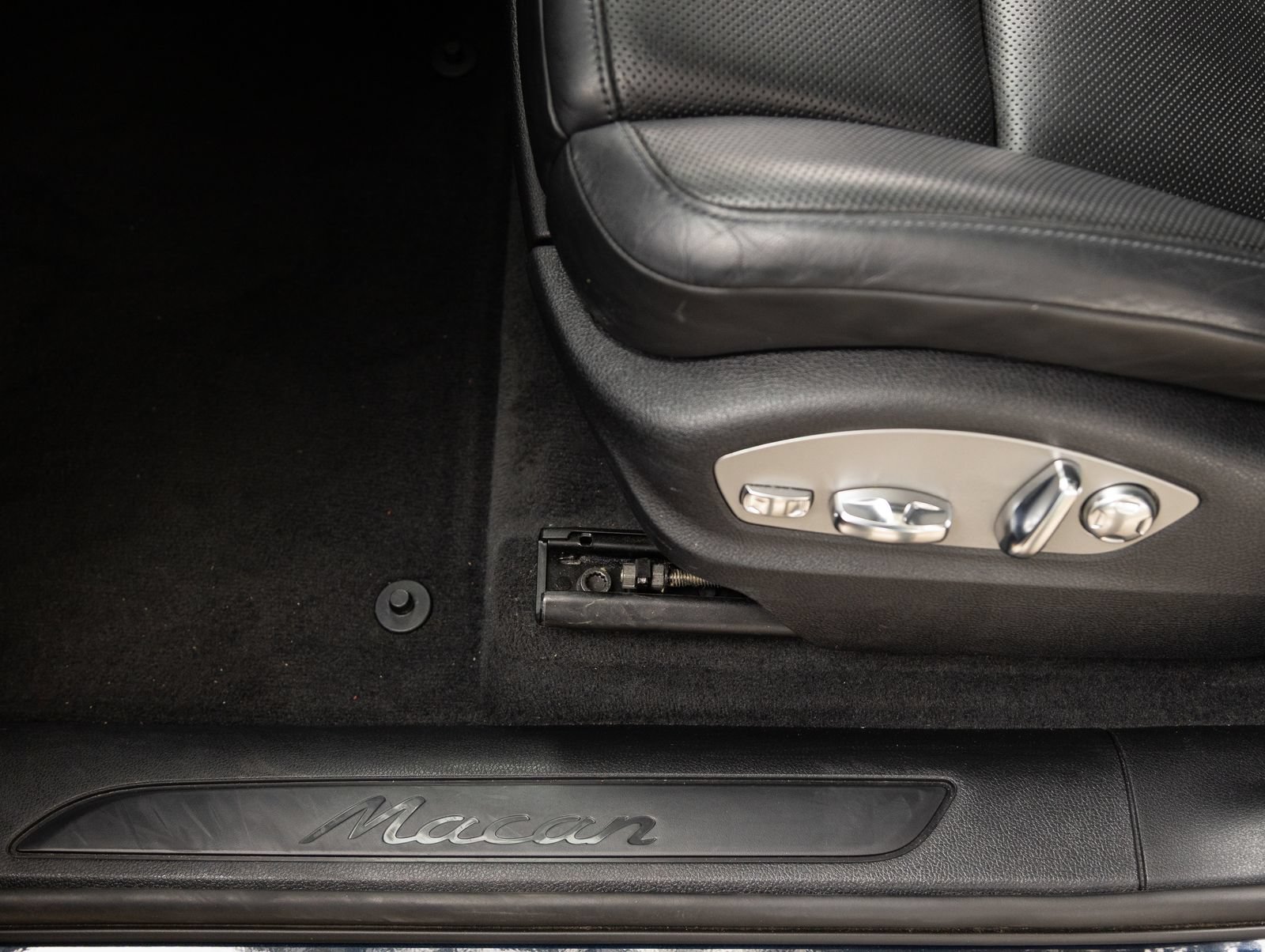 Certified 2023 Porsche Macan AWD/4WD image 20