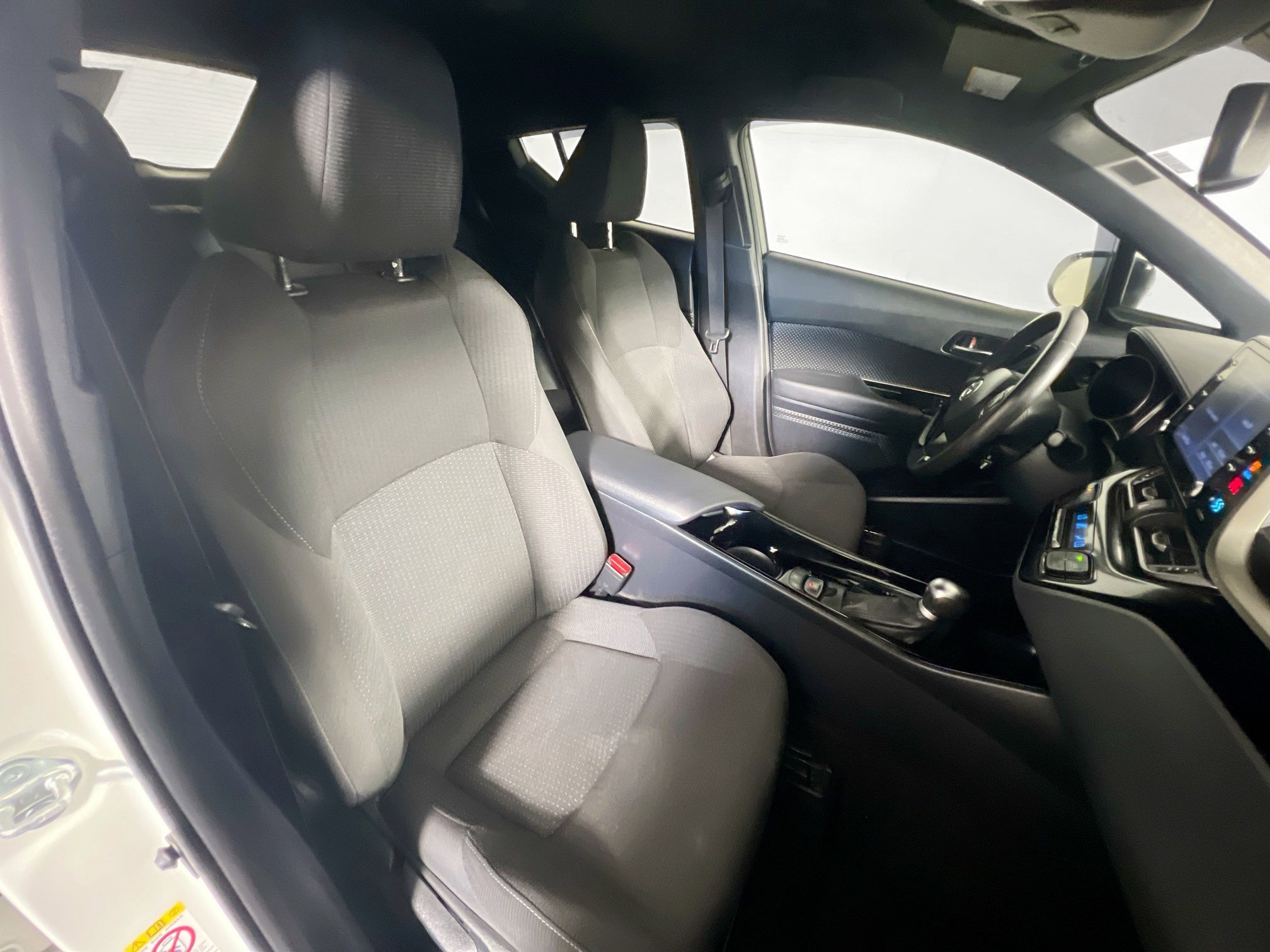 Used 2019 Toyota C-HR XLE image 30