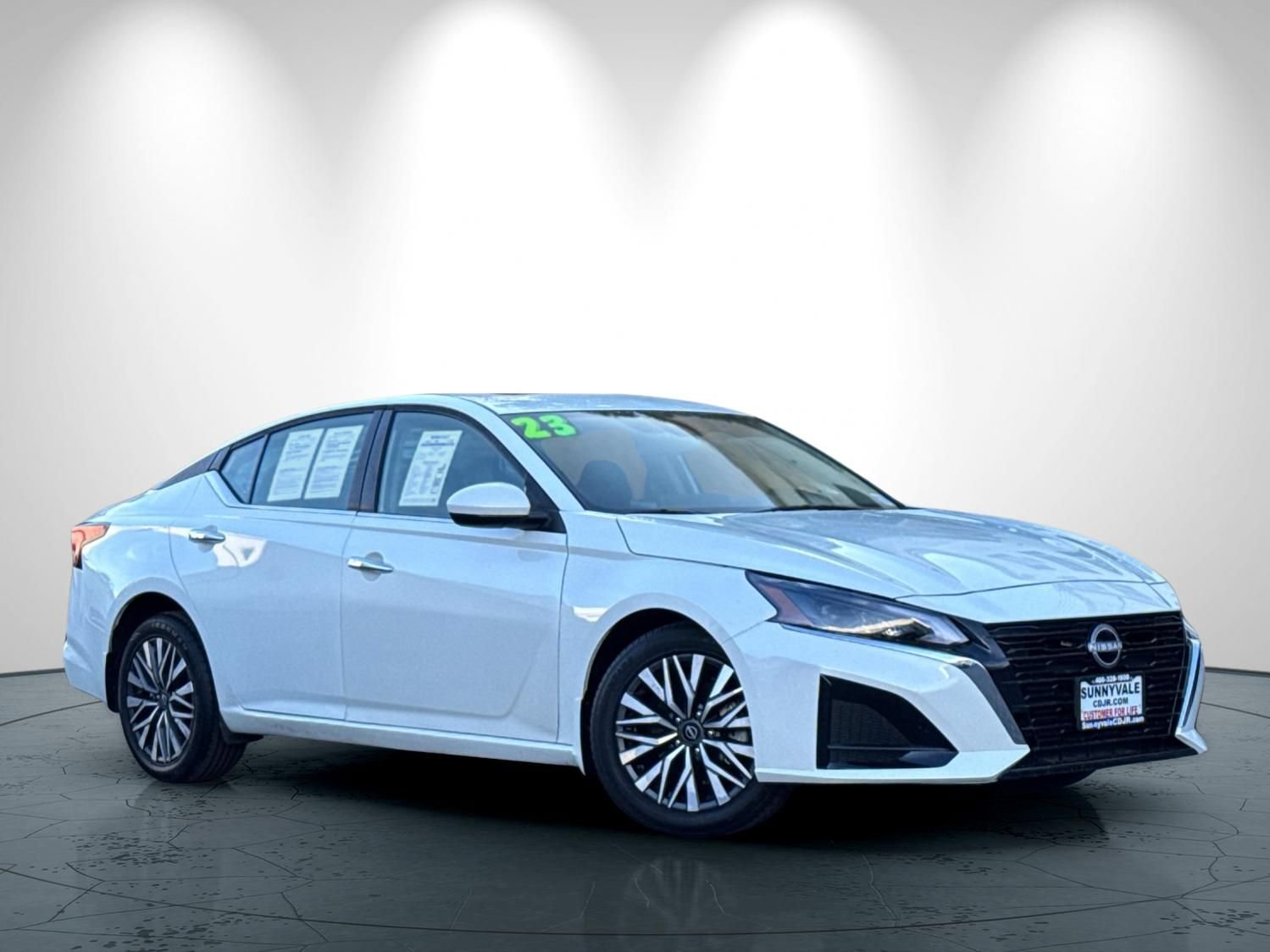 Used 2023 Nissan Altima 2.5 SV w/ SV Premium Package FWD image 2