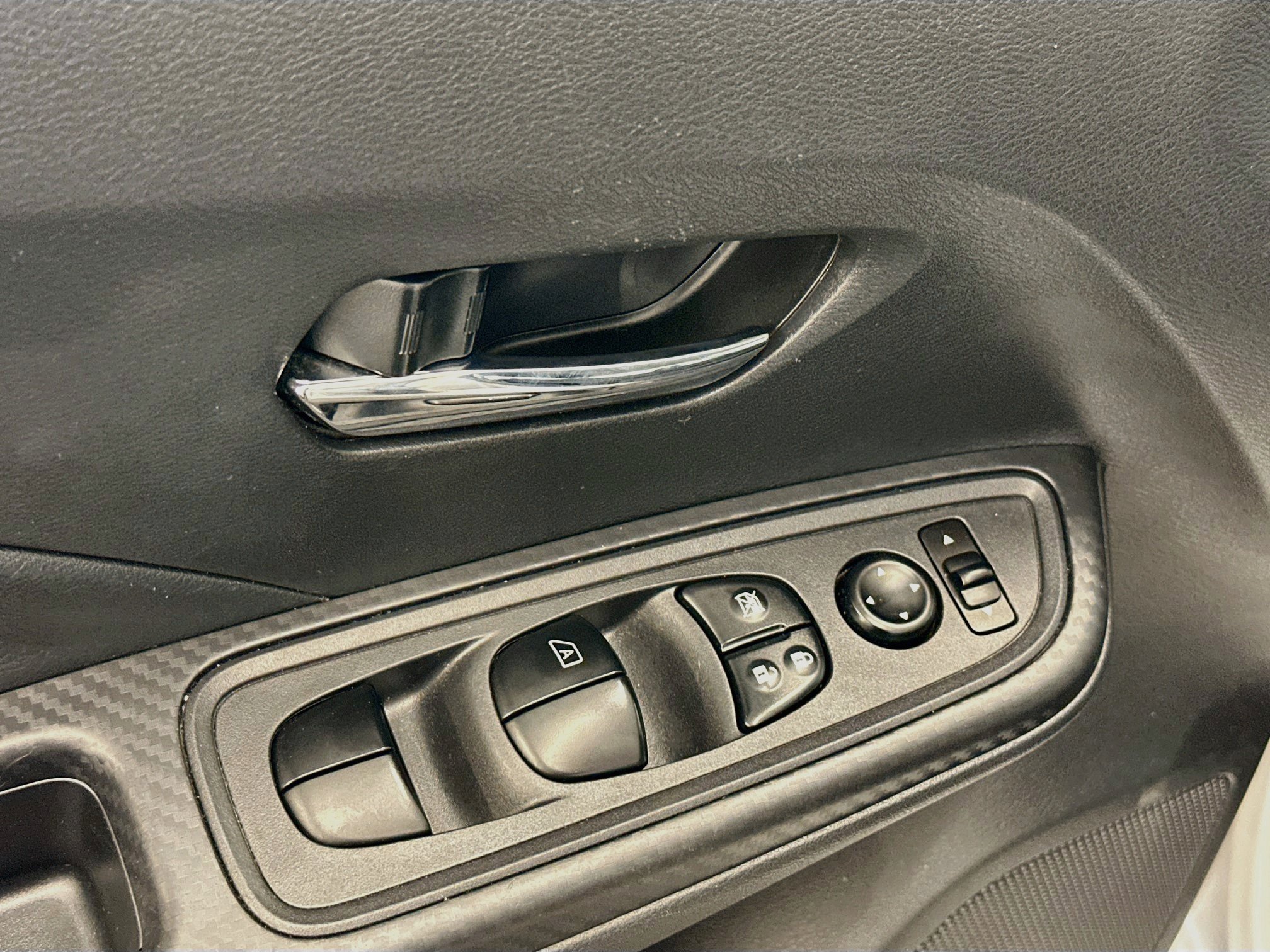 Used 2025 Nissan Versa SV FWD image 15
