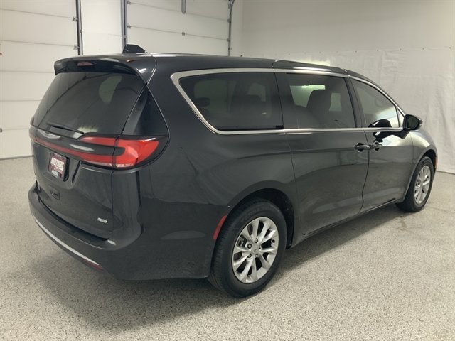 Used 2023 Chrysler Pacifica Touring-L AWD/4WD image 5