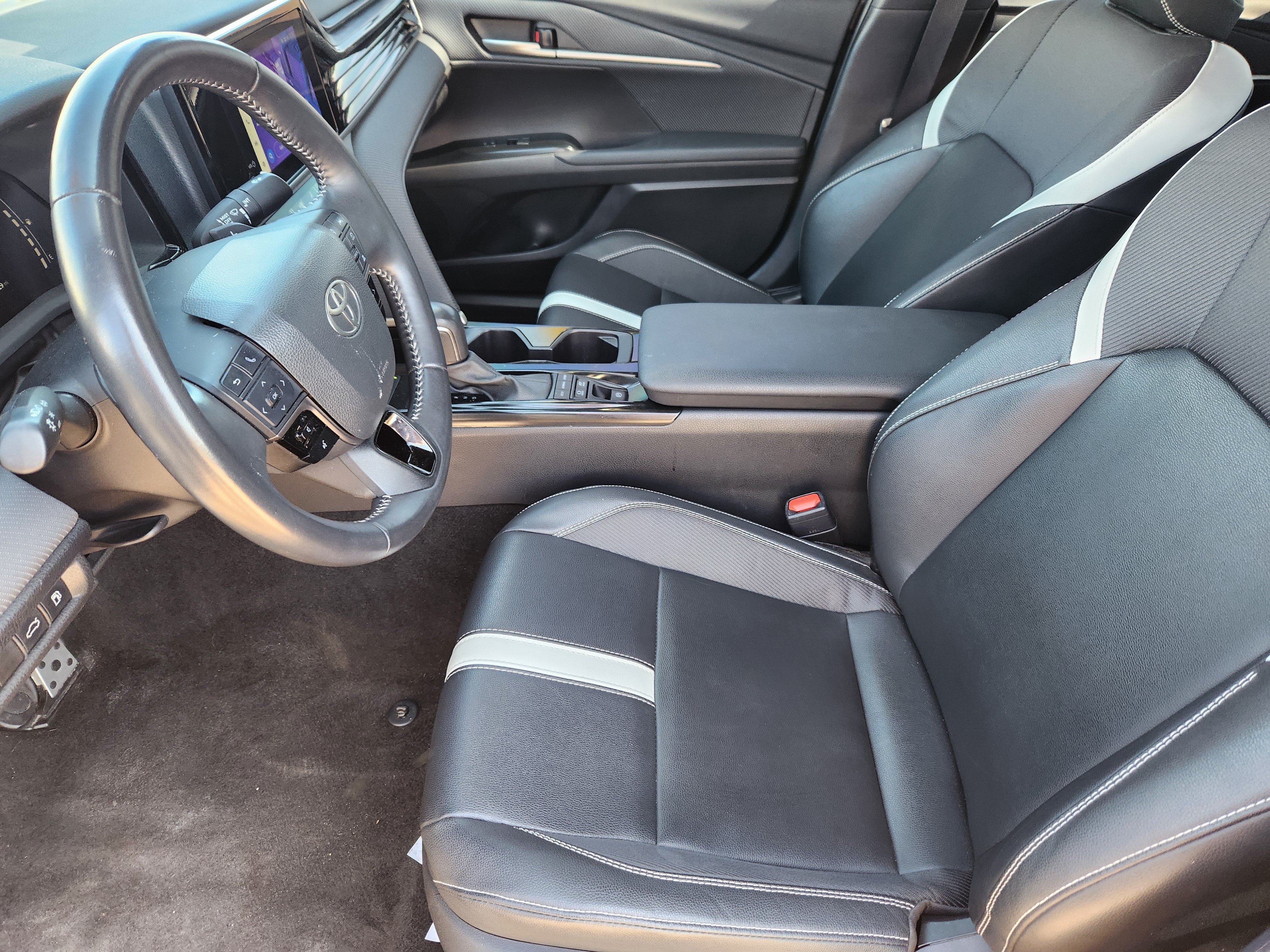 Used 2025 Toyota Camry SE FWD image 9