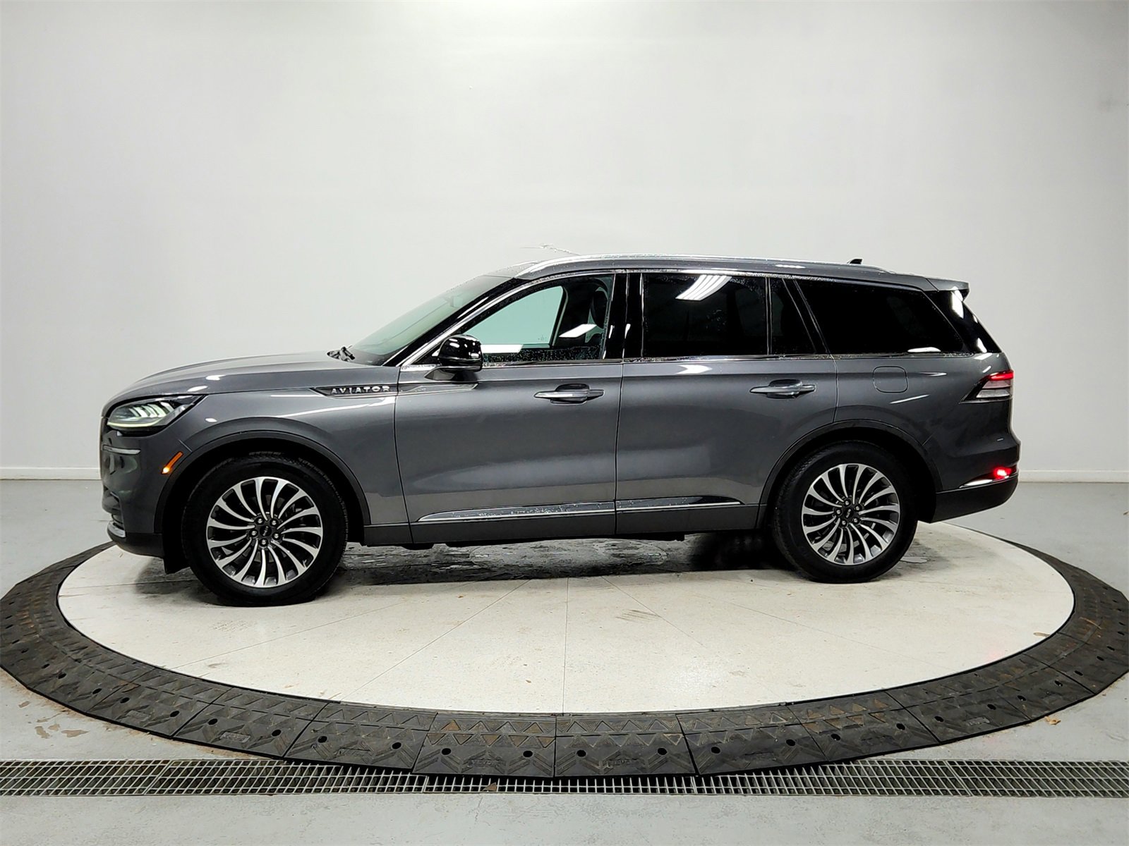 Used 2023 Lincoln Aviator Reserve image 4