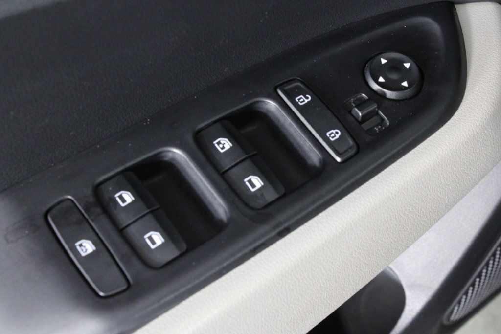 Certified 2025 Hyundai Venue SEL FWD image 24