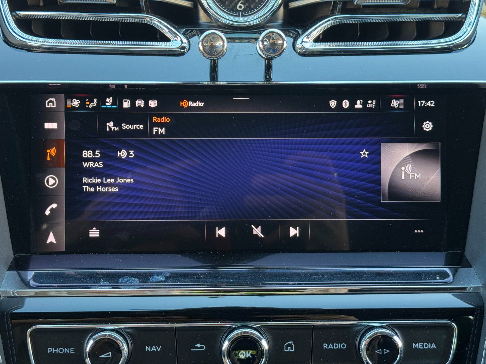 Used 2022 Bentley Bentayga AWD/4WD image 28