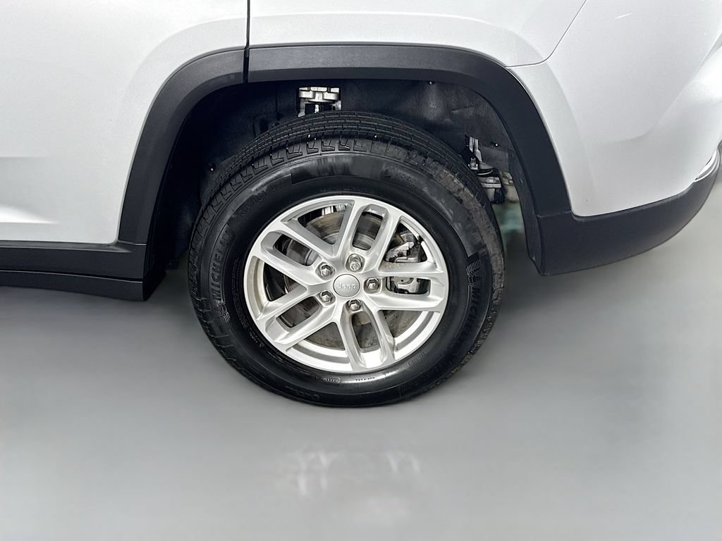Used 2025 Jeep Grand Cherokee Laredo X w/ Luxury Tech Group I AWD/4WD image 20