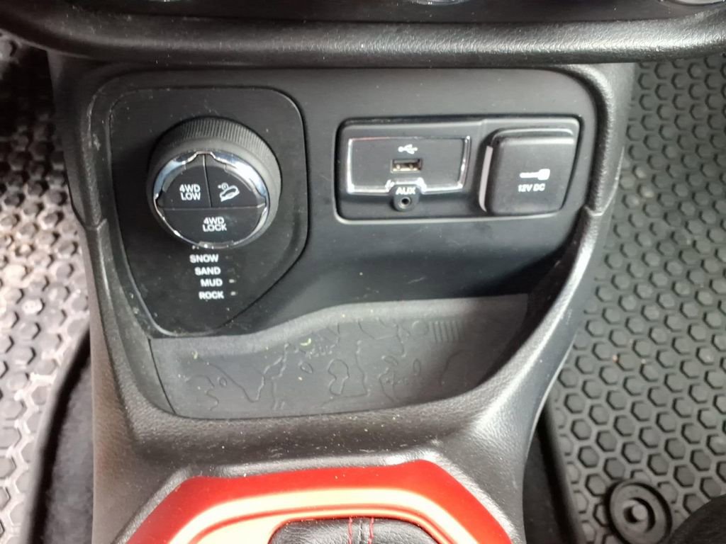 Used 2017 Jeep Renegade Trailhawk image 12