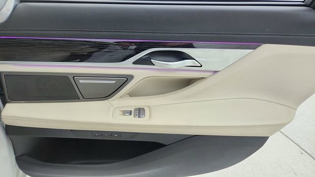 Used 2022 BMW 740i w/ M Sport Package image 27
