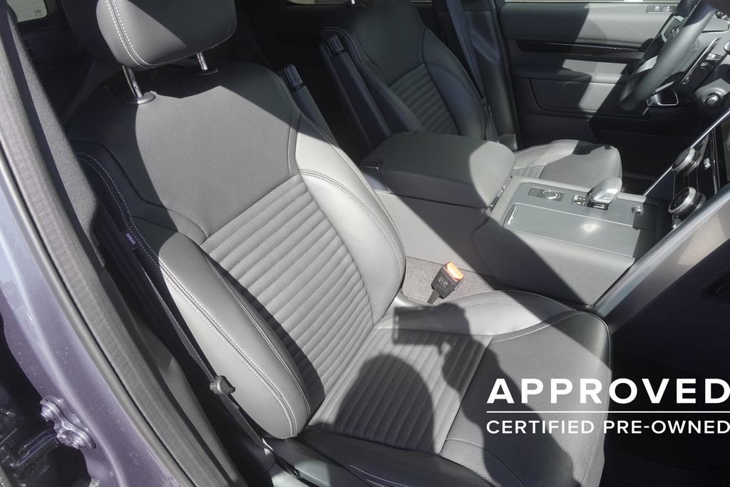 Used 2025 Land Rover Discovery S image 24