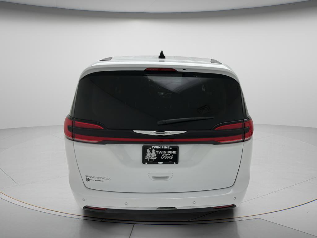 Used 2024 Chrysler Pacifica Touring-L FWD image 5