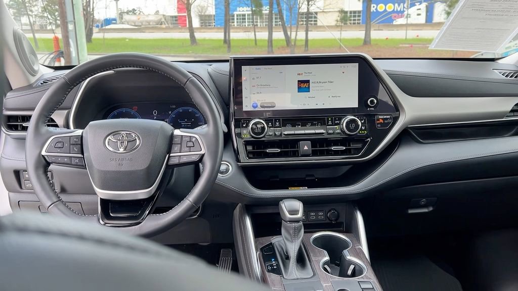 Used 2023 Toyota Highlander Limited image 20