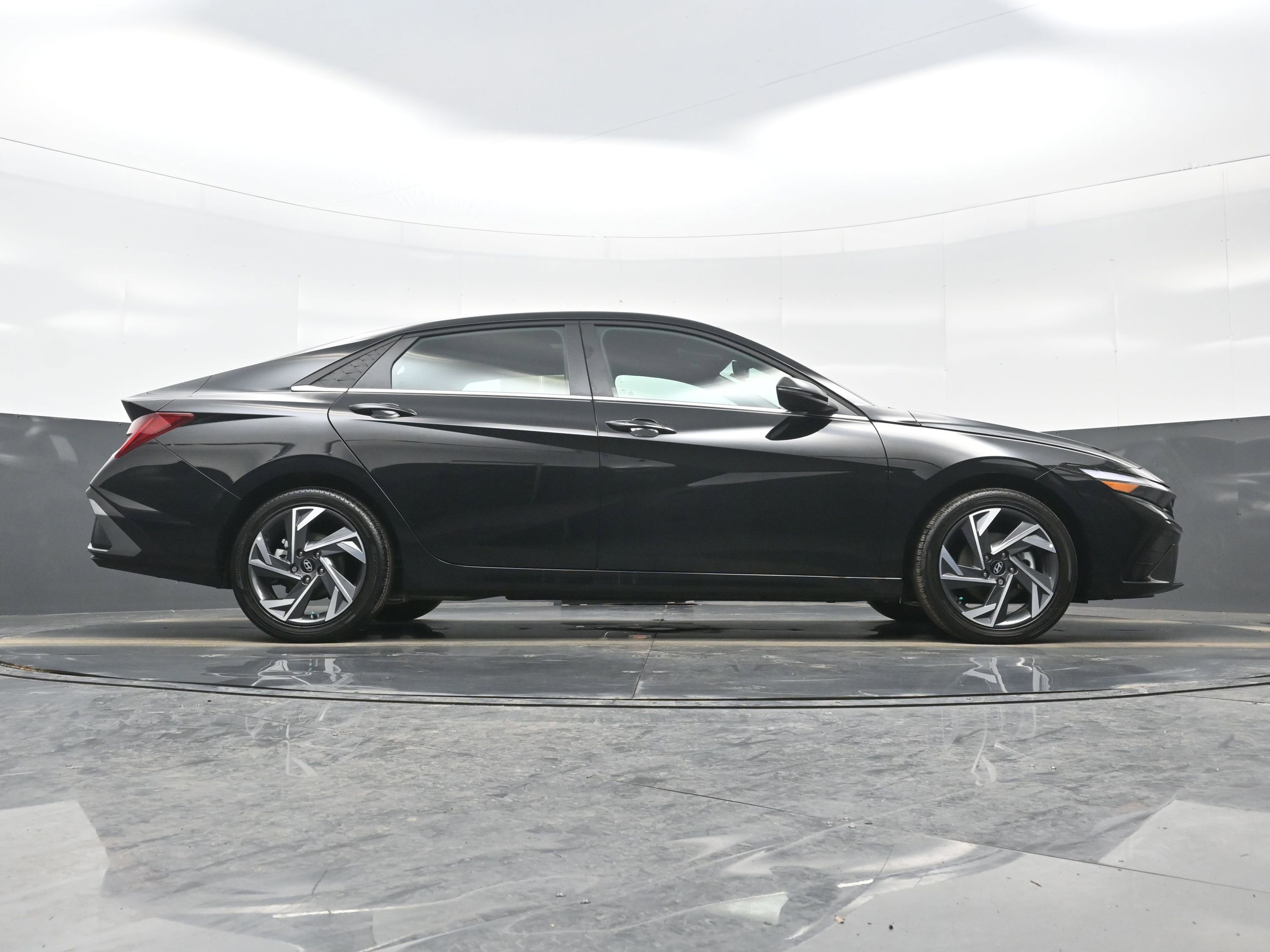 Certified 2025 Hyundai Elantra Limited image 32