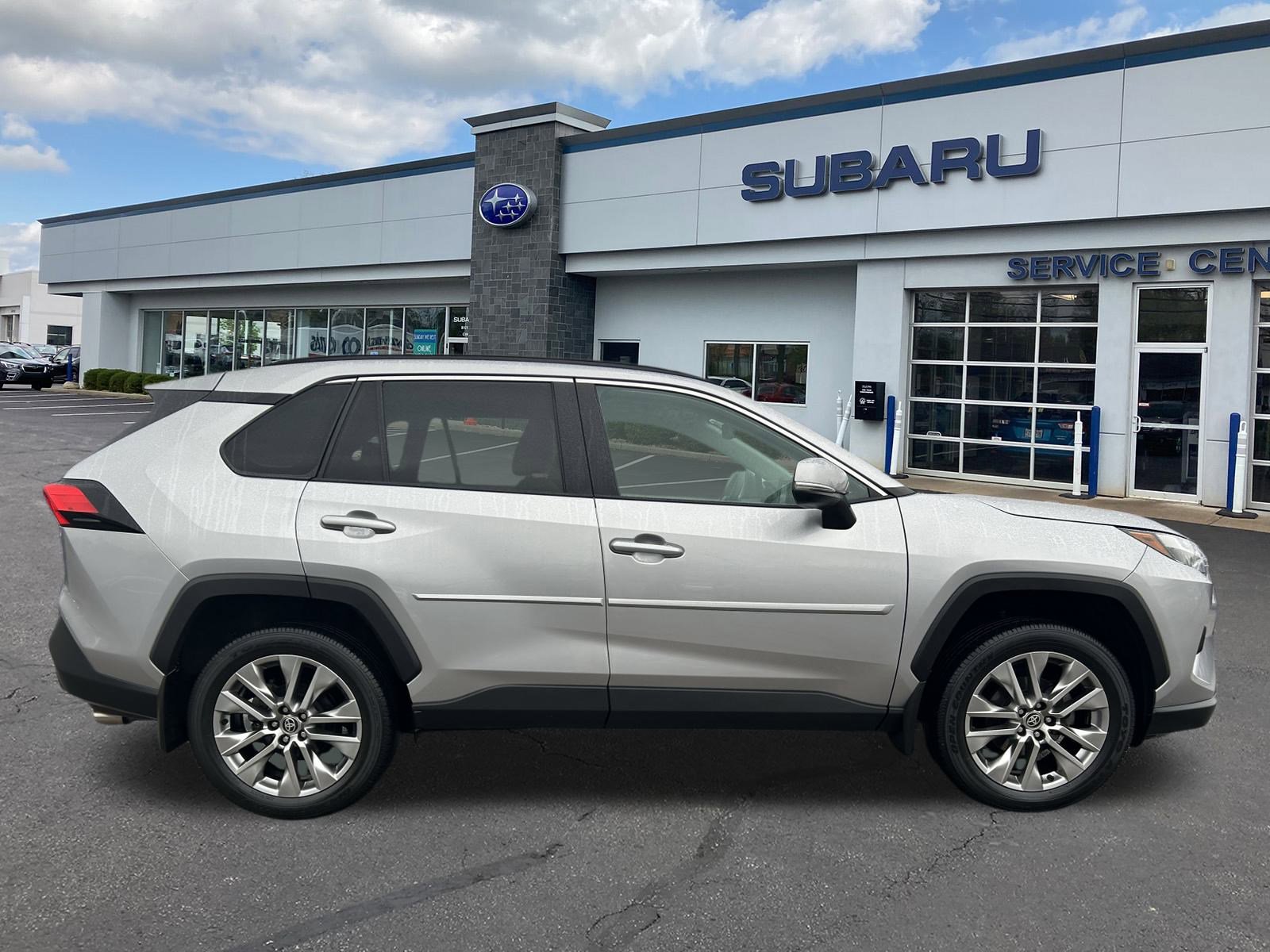 Used 2022 Toyota RAV4 XLE Premium image 8