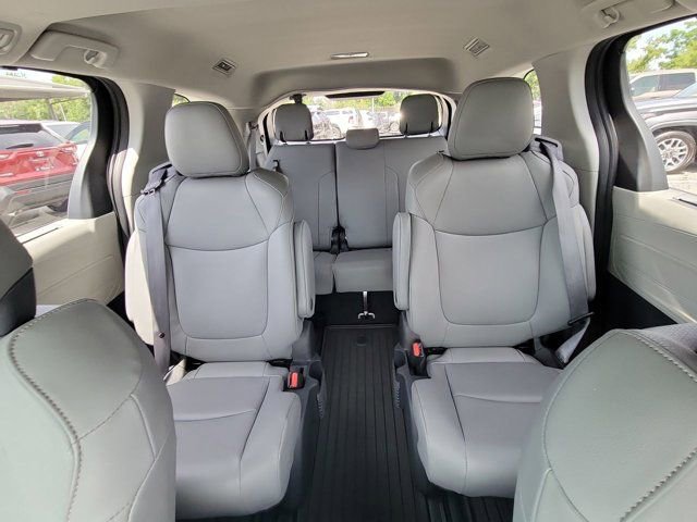 Used 2022 Toyota Sienna XLE FWD image 5
