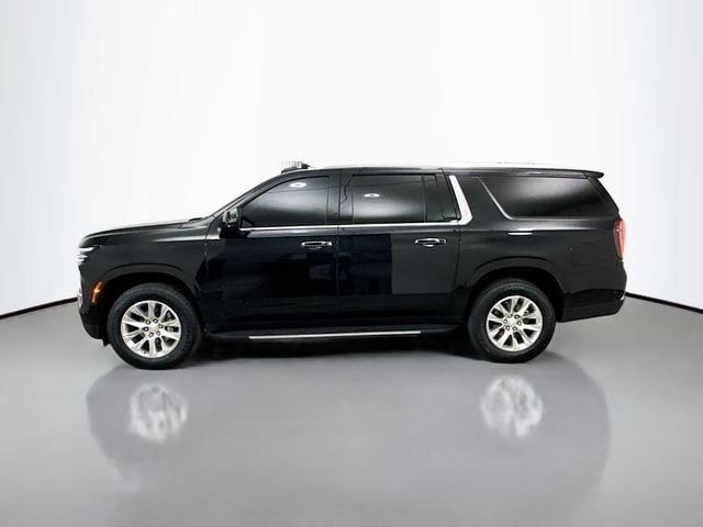 Used 2025 Chevrolet Suburban Premier AWD/4WD image 4